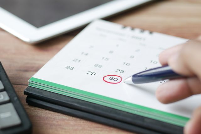 Calendar with a retirement date circled in red, representing the timeline for a federal annual leave payout